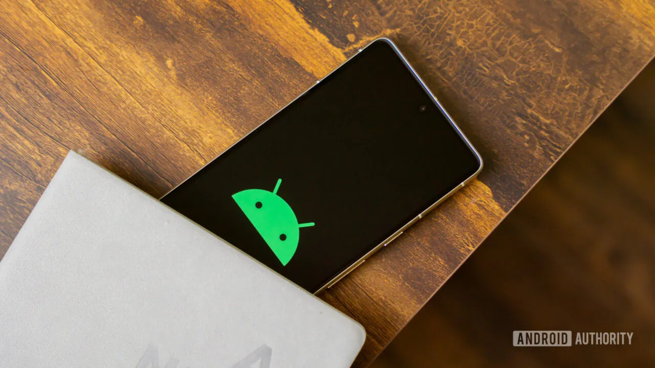 Android-logo-on-smartphone-stock-photo-4-1280w-720hjpg لوگو اندروید