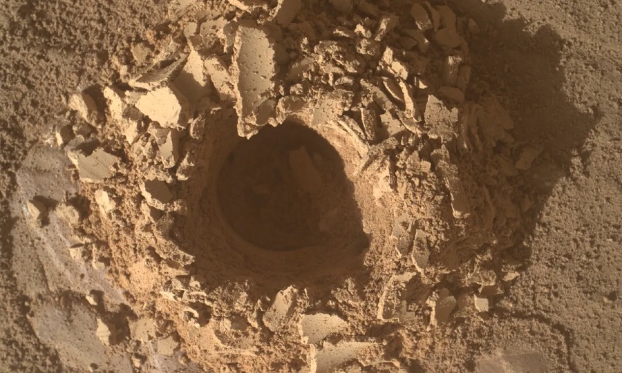 NASAs red planet rover shares a cool close-up of Mars mud کنجکاوی