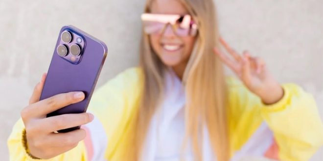 کاربرد سوراخ کنار دوربین آیفون چیست؟ راز میکروفون پنهان اپل