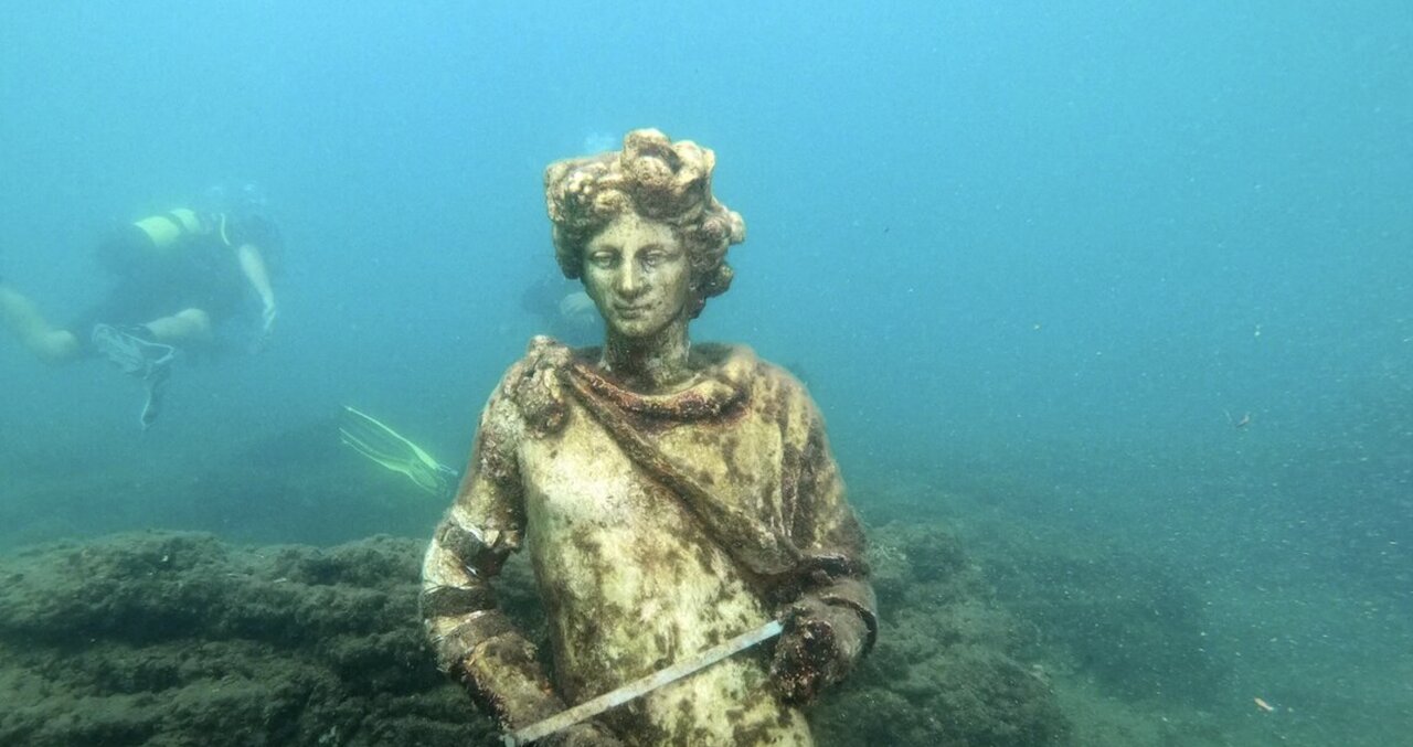 کشف پیکره‌ای که ۳۰۰۰ سال زیر آب سالم مانده بود