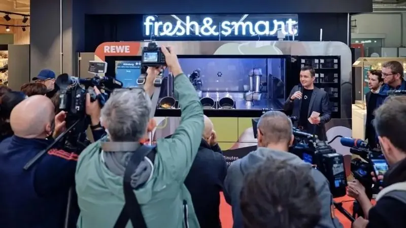 اولین آشپزخانه تمام‌رباتیک جهان در آلمان افتتاح شد