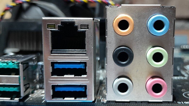 رنگ سیاه درگاه USB چه معنایی دارد؟