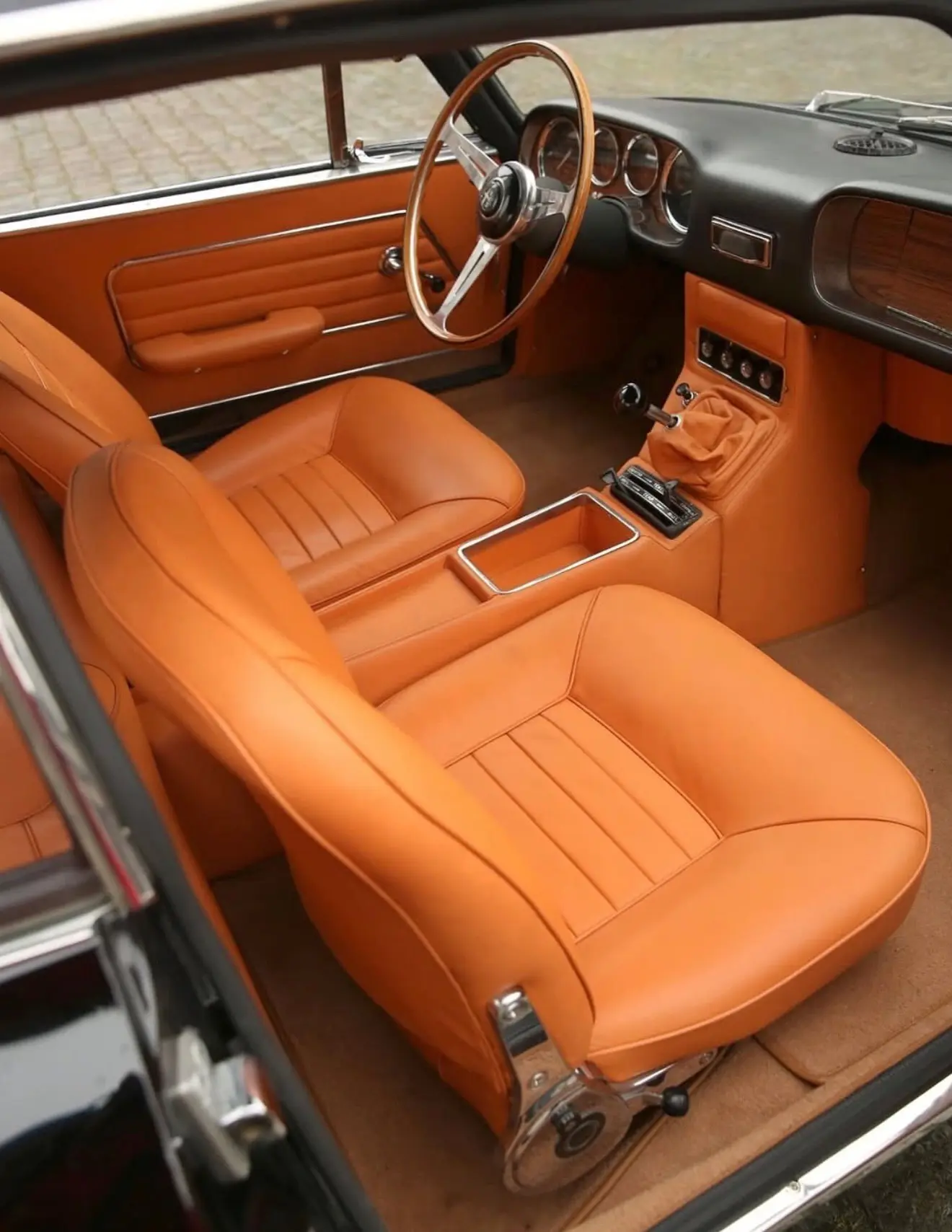 خودروی افسانهای سوفیا لورن از نایابترین کلاسیکهای جهان