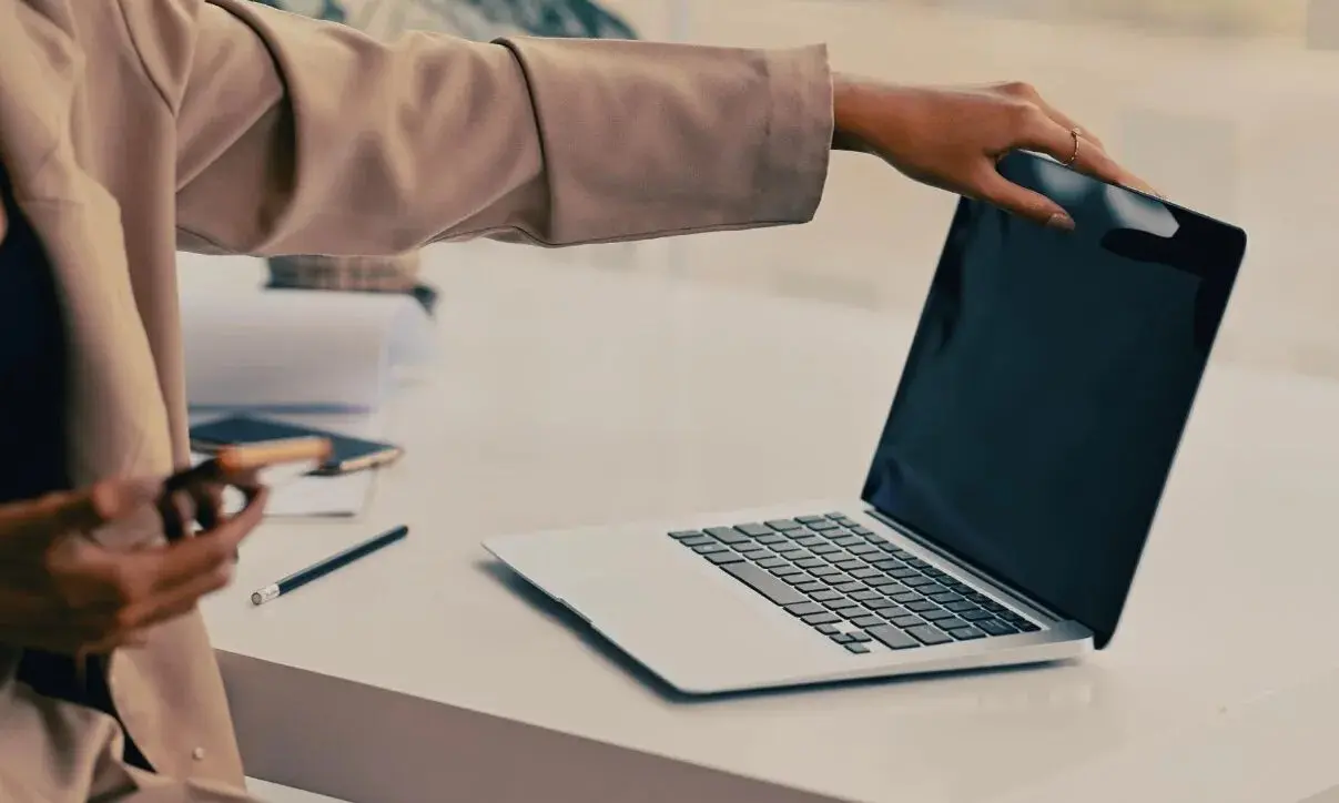 آیا بستن لپتاپ کافی است یا باید خاموشش کنید؟