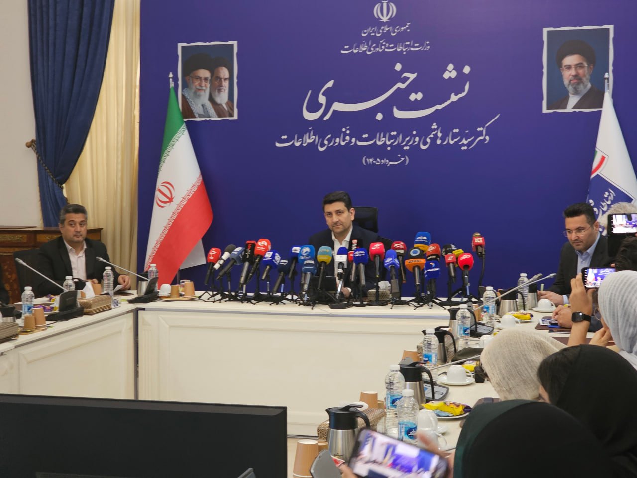 وزیر ارتباطات: ترافیک استارلینک و شبکههای مرزی با ترافیک گیتوی رسمی اینترنت برابری میکرد وزیر ارتباطات: ترافیک استارلینک و شبکههای مرزی با ترافیک گیتوی رسمی اینترنت برابری میکرد